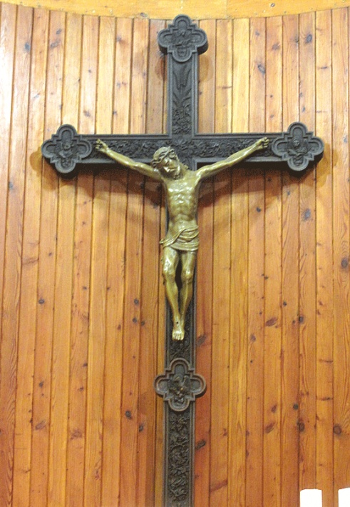 krzyż wyrzeźbiony z jednego pnia dębowego