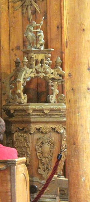 drewniana chrzcielnica