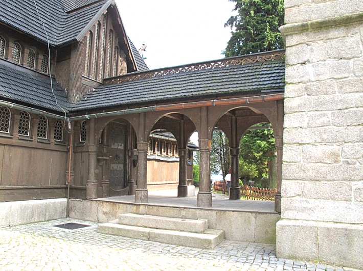 arkadowa galeryjka łącząca kościół z dzwonnicą