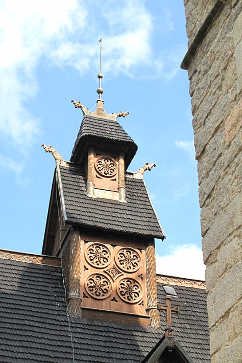 dwukondygnacyjna wieżyczka na dachu świątyni