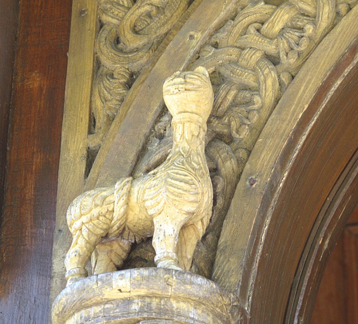skandynawski lew strzegący wejścia do świątyni