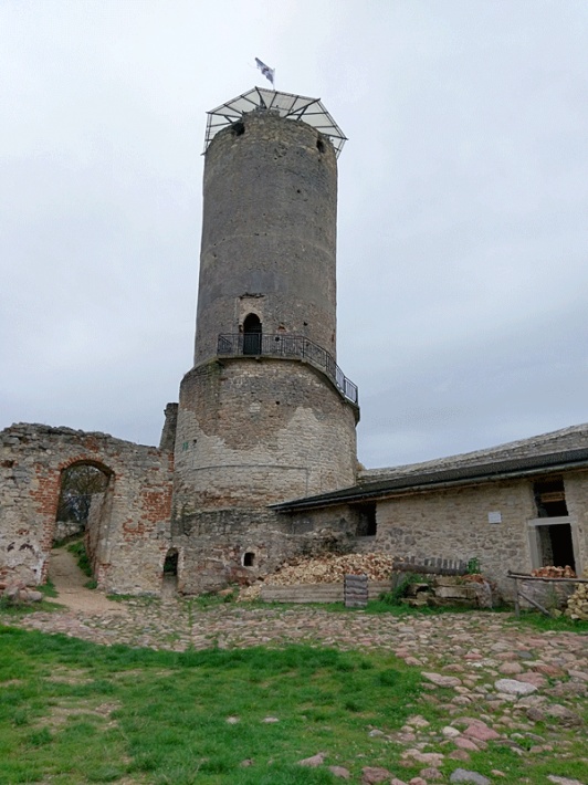 Iłża - ruiny zamku biskupiego, wieża zamkowa