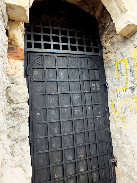 Iłża - ruiny zamku biskupiego, zamknięte drzwi na wieżę