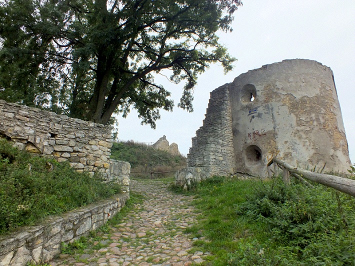 Iłża - ruiny zamku biskupiego, baszta bramna