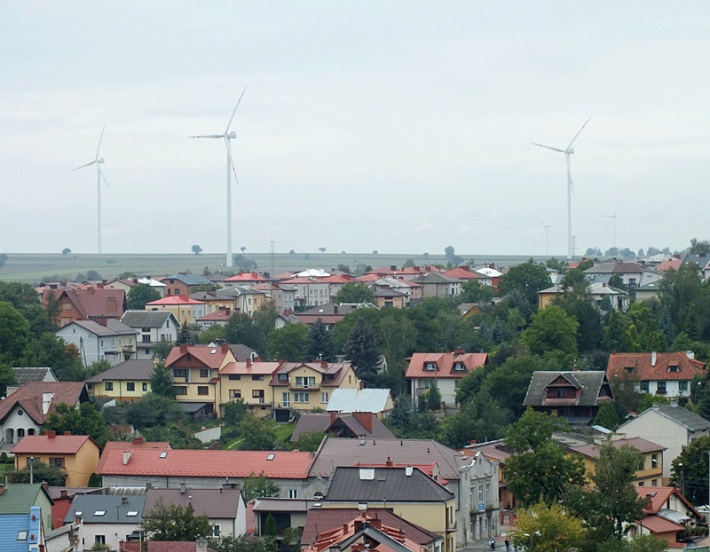 Iłża - widok na miasto i okoliczne pola z licznymi wiatrakami