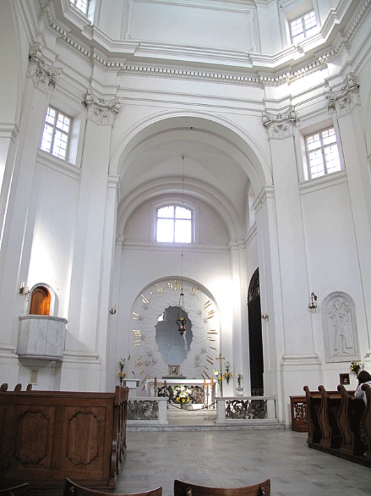Nawa kościoła z widokiem na prezbiterium i ołtarz główny z prześwitem do oratorium