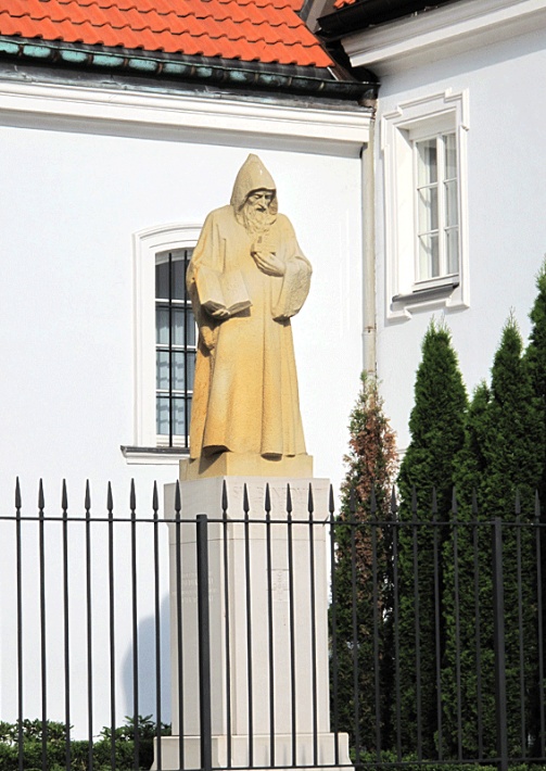Figura św. Benedykta przed budynkiem klasztornym
