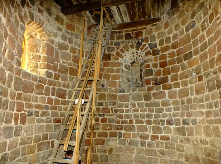Strzelno - rotunda św. Prokopa, wnętrze wieży, drabina na wyższe kondygnacje