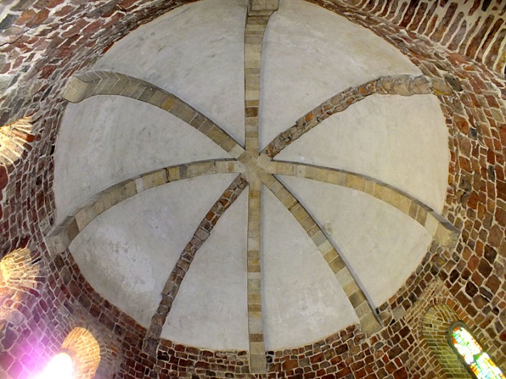 Strzelno - rotunda św. Prokopa, kopulaste sklepienie nawy