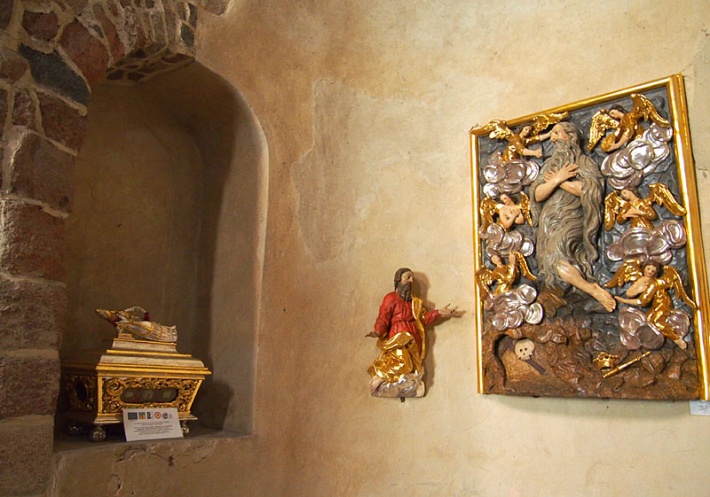 Strzelno - rotunda św. Prokopa, płaskorzeźba św. Onufrego i relikwiarz w kaplicy w absydzie bliższej prezbiterium