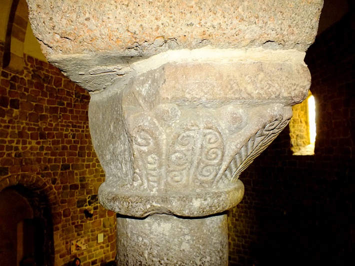 Strzelno - rotunda św. Prokopa, głowica romańskiej kolumienki w biforium