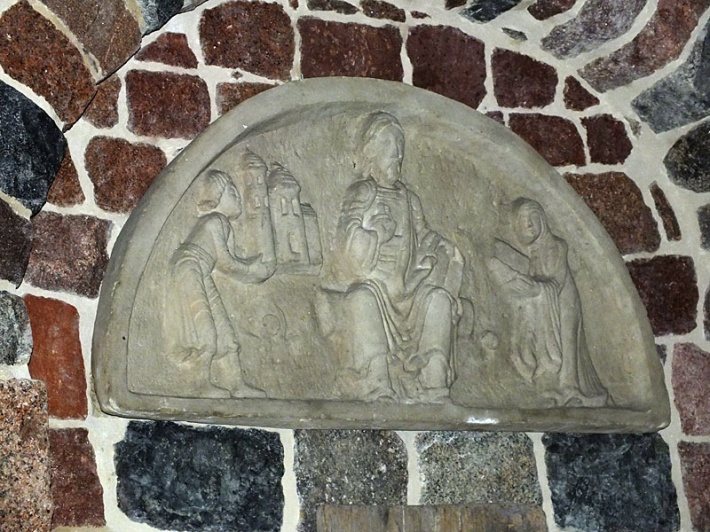 Strzelno - rotunda św. Prokopa, kopia tympanonu fundacyjnego