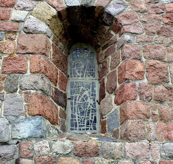 Strzelno - rotunda św. Prokopa, witraż w romańskim okienku świątyni
