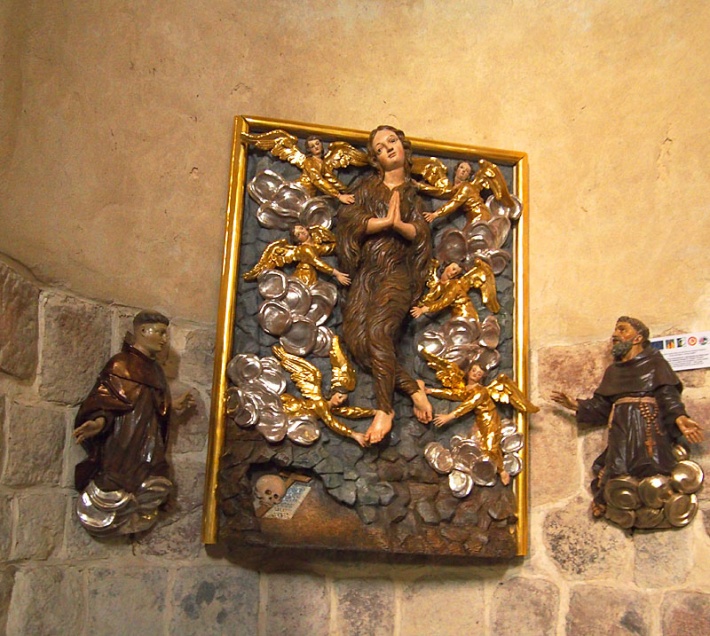 Strzelno - rotunda św. Prokopa, płaskorzeźba Marii Magdaleny w kaplicy w absydzie bliższej wieży