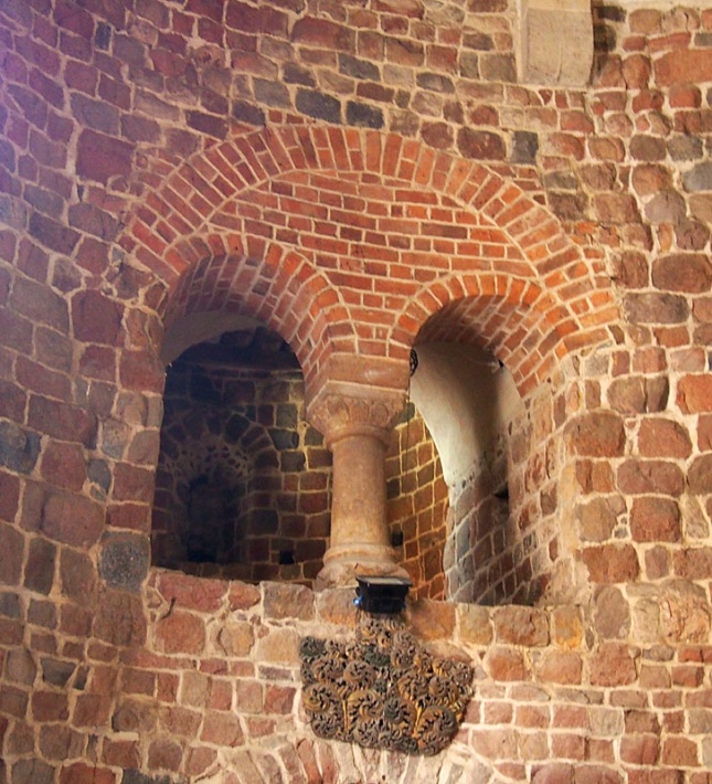 Strzelno - rotunda św. Prokopa, biforium empory mieszczącej się w wieży