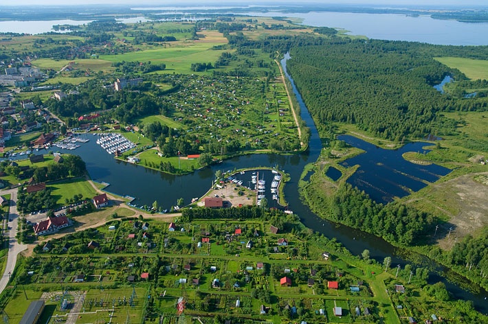 Widok na zatokę w Węgorzewie oraz ujście do kanału Węgorzewskiego. W gónej części fotki - po prawej stronie jezioro Mamry po lewej jezioro Święcajty. Fotka ze zbiorów http://www.fotowojcik.pl