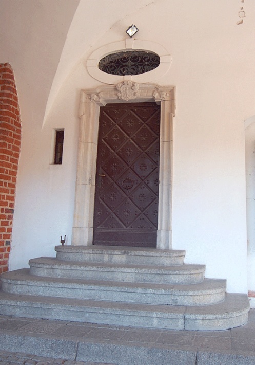 Zamek Kapituły Warmińskiej w Olsztynie - barokowy portal skrzydła wschodniego