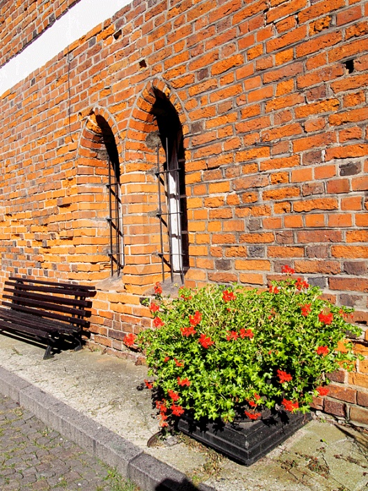 Zamek Kapituły Warmińskiej w Olsztynie - dziedziniec zamkowy, ostrołukowe okna gotyckie