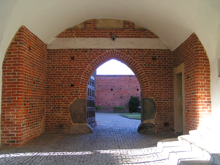 Zamek w Olsztynie - brama wjazdowa na dziedziniec