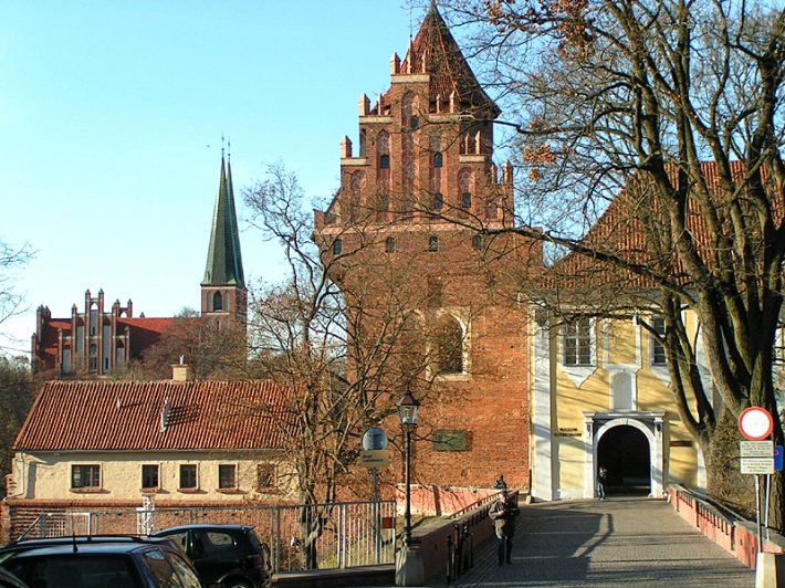 Zamek w Olsztynie - most nad fosa i brama wjazdowa do zamku