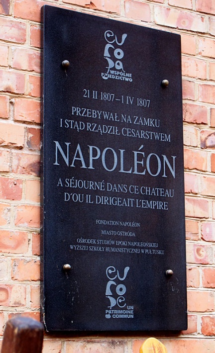 zamek krzyżacki w Ostródzie - tablica pamiątkowa informująca o pobycie Napoleona na ostródzkim zamku
