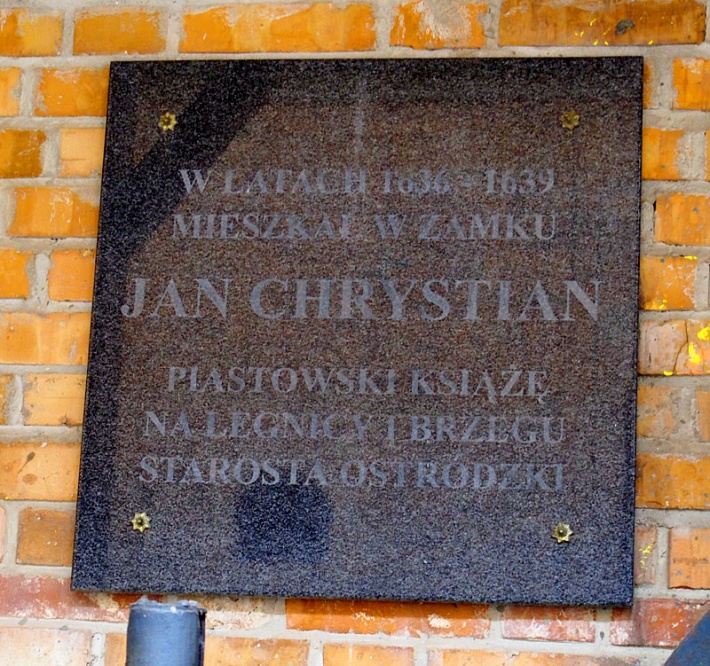 zamek krzyżacki w Ostródzie - tablica informująca o rządach księcia piastowskiego na zamku ostródzkim