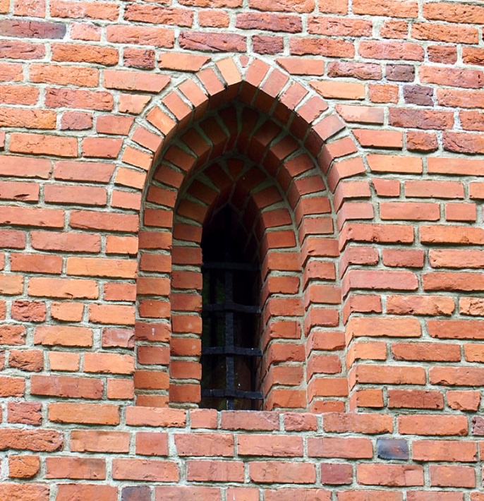 zamek krzyżacki w Ostródzie - jedno z małych okien ostrołukowych