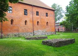 zamek krzyżacki w Ostródzie - elewacja północna, widoczne fundamenty podpór zamkowego gdaniska