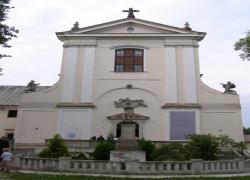Węgrów - fasada kościoła