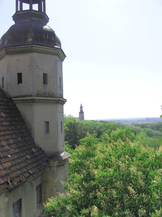 wieża południowo-zachodnia, w tle wieże kościoła św. Bartłomieja