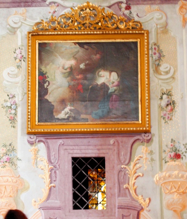 Głogówek - Domek Loretański, ściana południowa, okienko, przez które wszedł archanioł Gabriel, powyżej obraz przedstawiający Zwiastowanie NMP