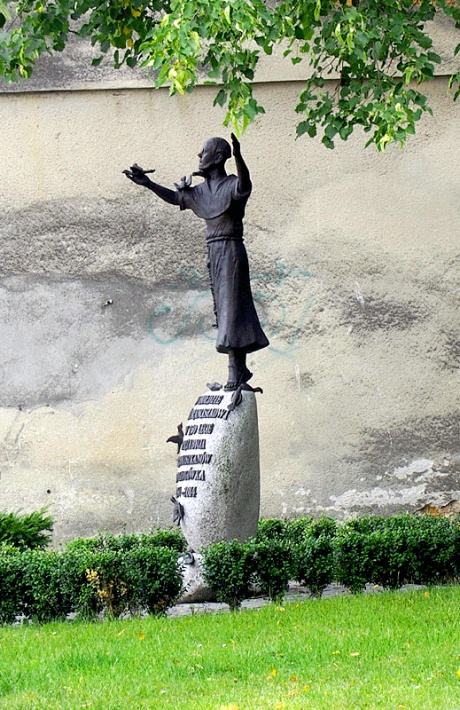 Głogówek - pomnik św. Franciszka przed klasztorem franciszkanów