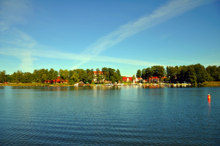 Zatoka Tracz, wyjście z kanału łuczańskiego czyt. kanału gizyckiego na jezioro Kisajno. W głębi widok na hotel Mazury