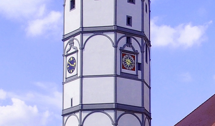 Paczków - zabytkowa i współczesna tarcza zegara wieżowego