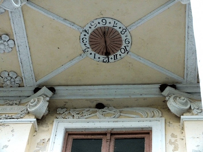 Pałac w Drogoszach - zegar na suficie portyku