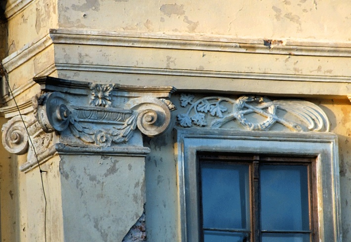 Pałac w Drogoszach - detal dekoracyjny