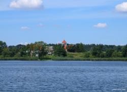 Widok na kościółek z jeziora Dobskiego