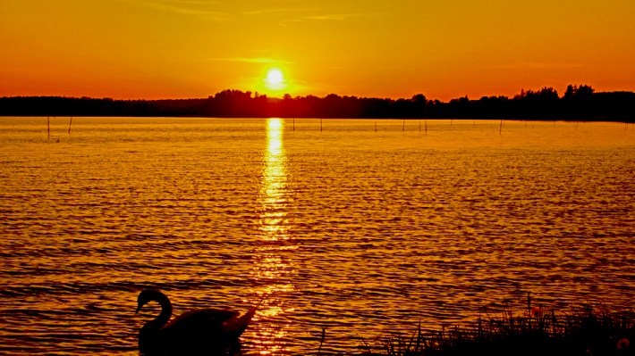 Zachód słońca nad jeziorem Świecajty w miejscowości Ogonki
