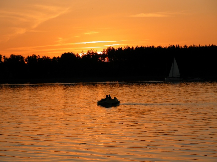 Zachód słońca nad jeziorem Niegocin w miejscowości Rydzewo