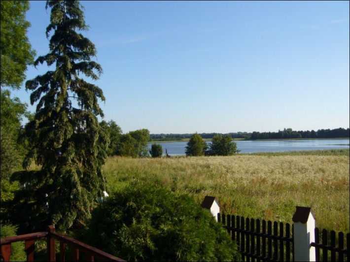 Widok na jezioro Stregiel z ogrodu domku letniskowego w Ogonkach
