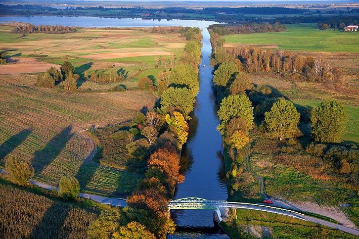 Kanał Mioduński, w głębi jezioro Tałtowisko.Widoczny most łączy ze sobą Mikołajki ( patrząc od lewej strony ) i Ryn
Fotka ze zbiorów http://www.fotowojcik.pl
