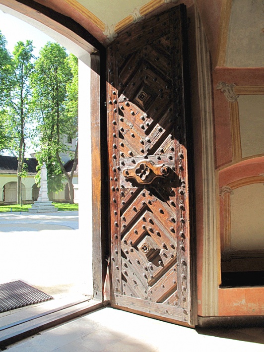 sanktuarium św. Anny - drzwi wejściowe do kościoła