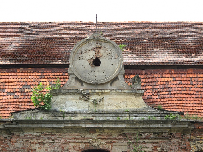 Brody - pałac, w tym tympanonie umieszczony był zegar