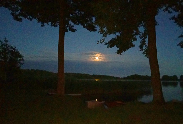 Jezioro Gołdapiwo nocą