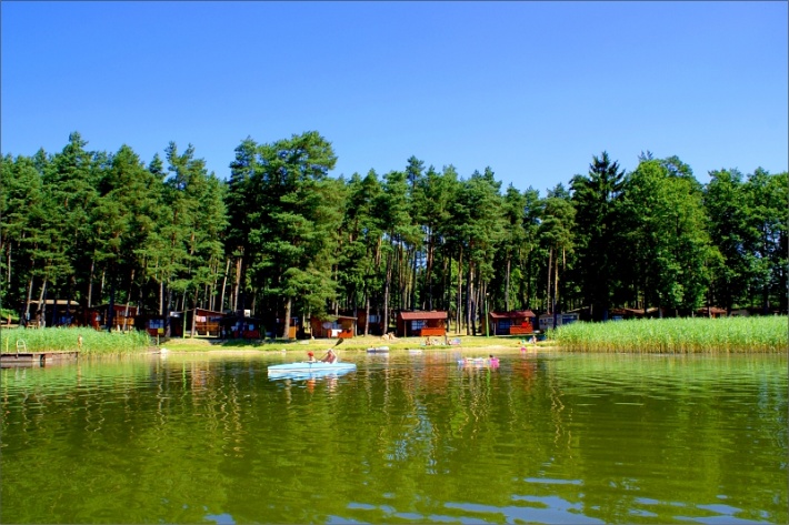 Jezioro Gołdopiwo - widok od strony jeziora na ośrodek Aneta w miejscowości Przerwanki