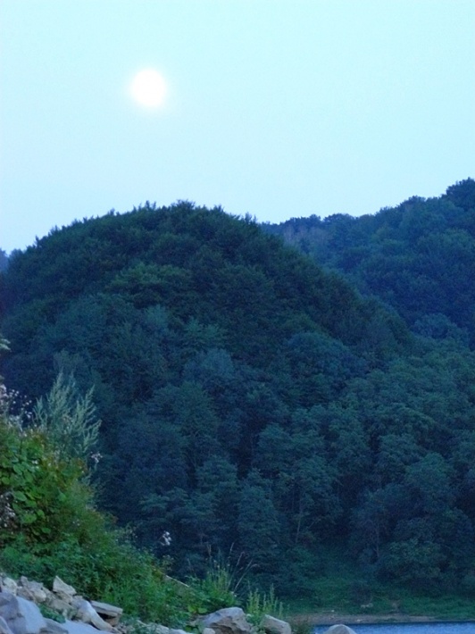 Zielone wzgórza i księżyc nad Soliną