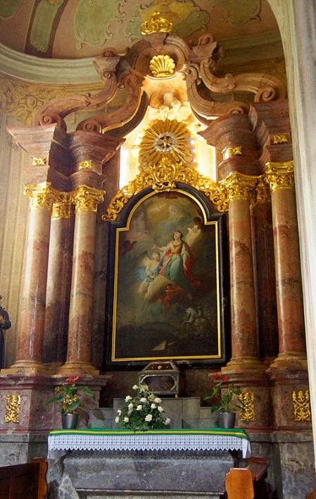 Głogówek - kościół św. Bartłomieja, kaplica św. Kandydy z relikwiami Świętej na ołtarzu
