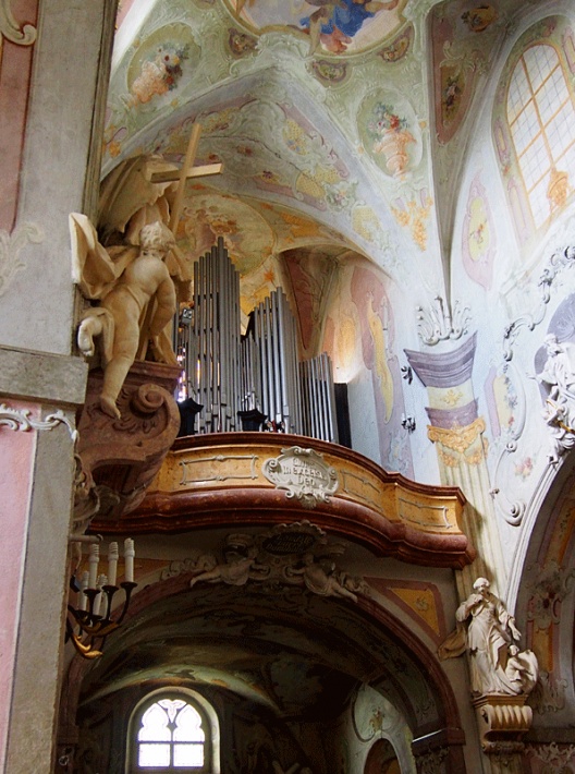 Głogówek - kościół św. Bartłomieja, empora muzyczna z organami, poniżej figura św. Heleny