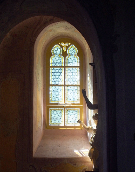 Głogówek - kościół św. Bartłomieja, okno wypełnione szklanymi gomółkami