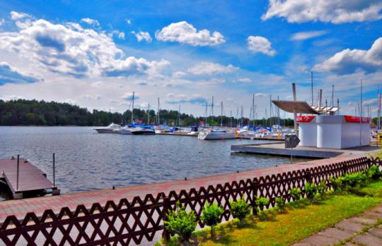 Jezioro Mikołajskie, widok na wioskę żeglarską